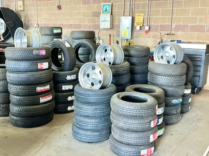 Llantas nuevas con etiquetas y rines listos para montar