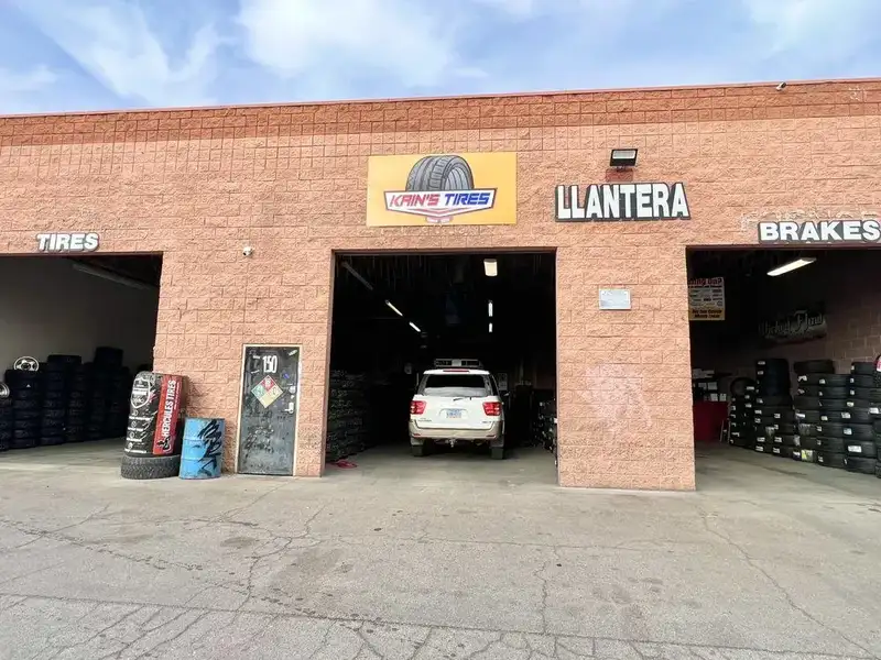 Fachada de Kain's Tires en East Bonanza Road con sus tres bahías: Tires, Llantera y Brakes