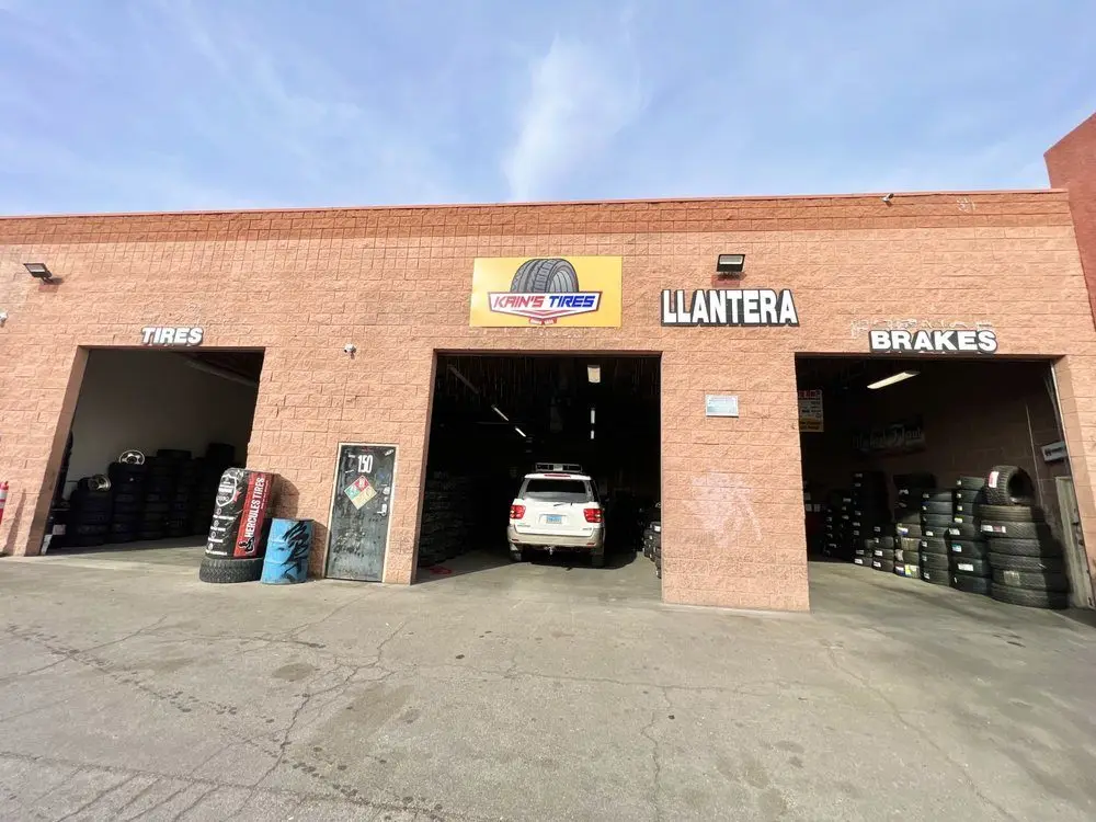 Entrada principal de Kain's Tires con el letrero amarillo y el rótulo Llantera