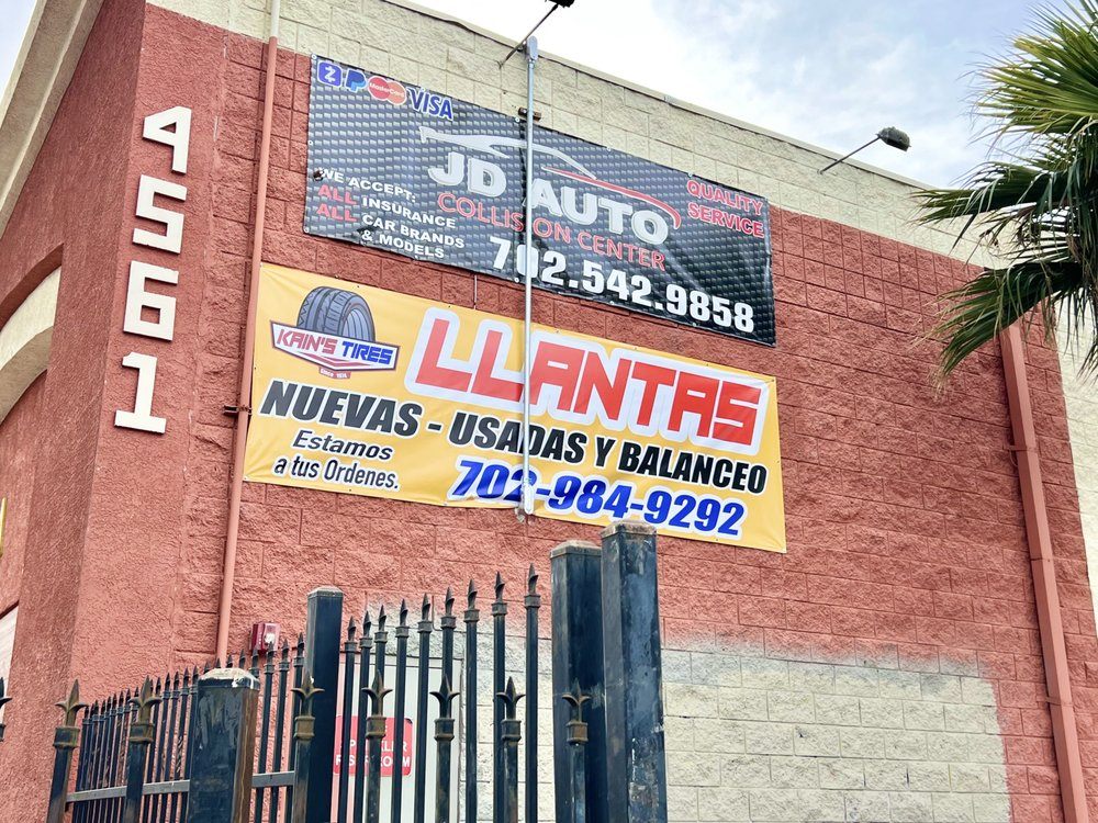 Llantas usadas revisadas y organizadas por medida en el taller
